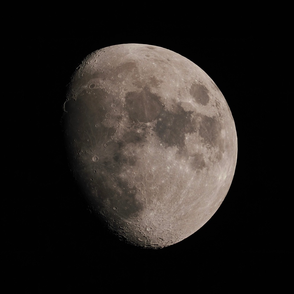 Handheld high resolution shot of a waxing gibbous moon with the OMDS OM-1 and 100-400mm zoom