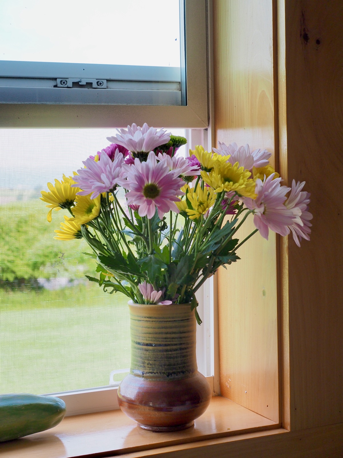 Photo of a flower arrangement on a window sill 